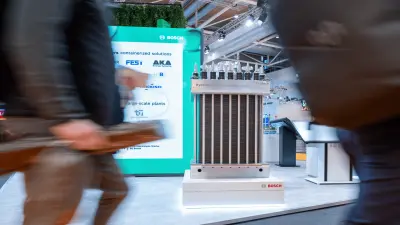 Ein Messestand von Bosch, der Wasserstofftechnologien präsentiert.