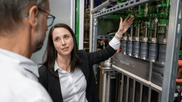 Stack-Expertin erläutert die Funktionalität eines integrierten Elektrolyse-Stacks