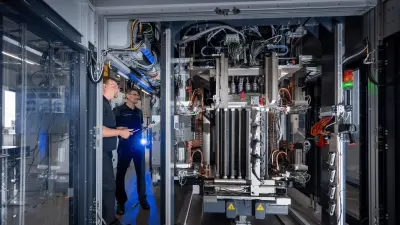 Service-Mitarbeitende überprüfen Funktionalität des Elektrolyse-Stacks