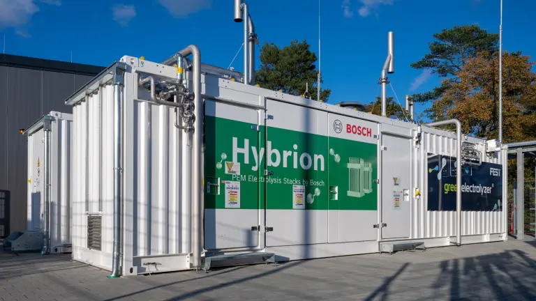 A Bosch employee and a FEST employee are talking at the electrolysis container in Bamberg.