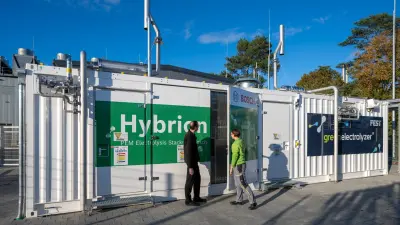 A Bosch employee and a FEST employee are talking at the electrolysis container in Bamberg.
