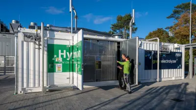 A Bosch employee and a FEST employee are talking at the electrolysis container in Bamberg.